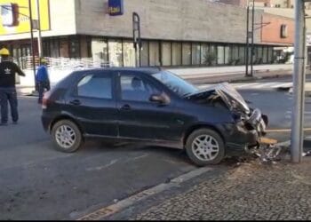 POÇOS DE CALDAS | Motorista passa mal ao volante e carro bate em poste