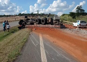 Duas pessoas morrem em acidente com caminhão na SP – 340