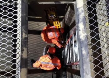 GUAXUPÉ | Caminhoneiro cai em buraco