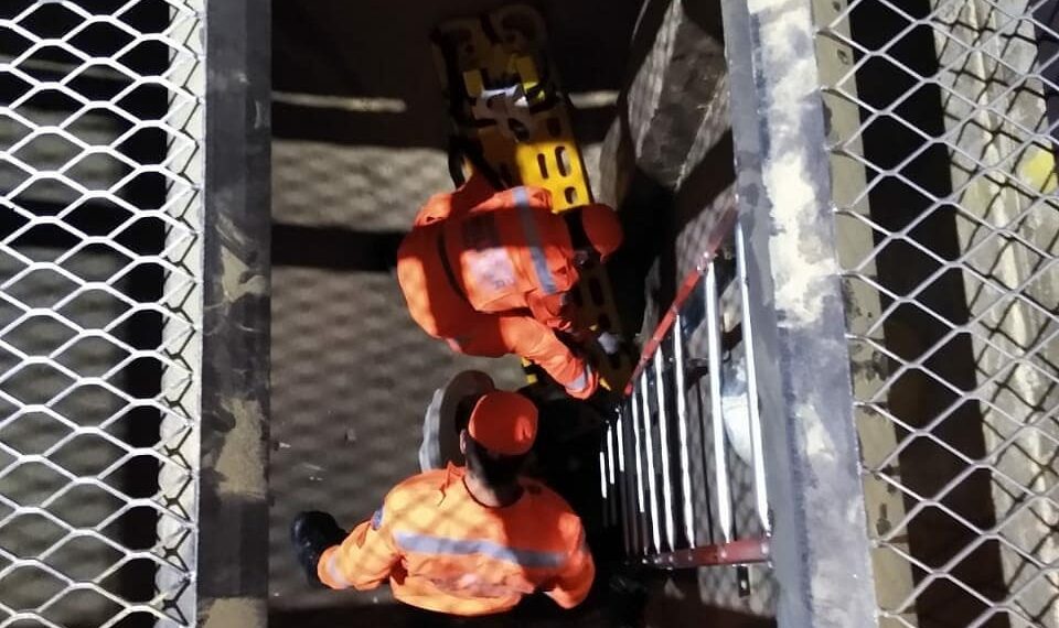 GUAXUPÉ | Caminhoneiro cai em buraco