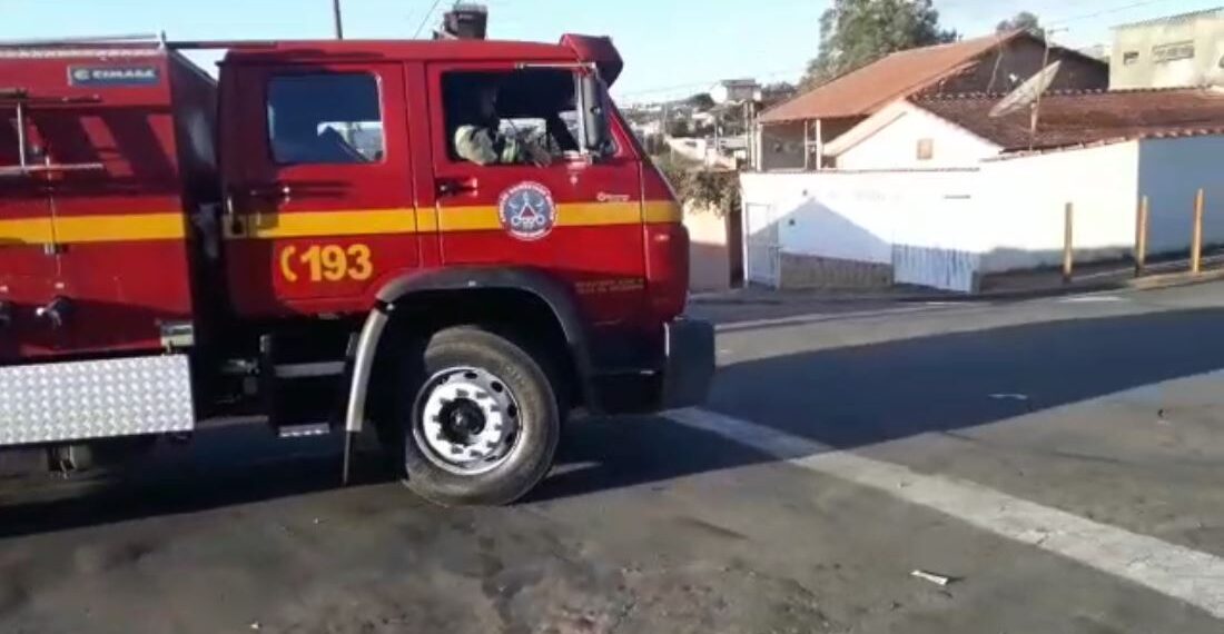 Bombeiros atendem ocorrência de incêndio em casa na Zona Sul de Poços