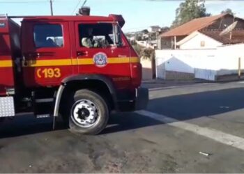 Bombeiros atendem ocorrência de incêndio em casa na Zona Sul de Poços