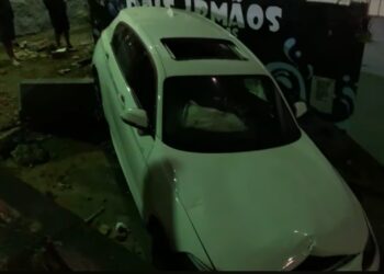 POÇOS DE CALDAS | Motorista bate BMW em muro