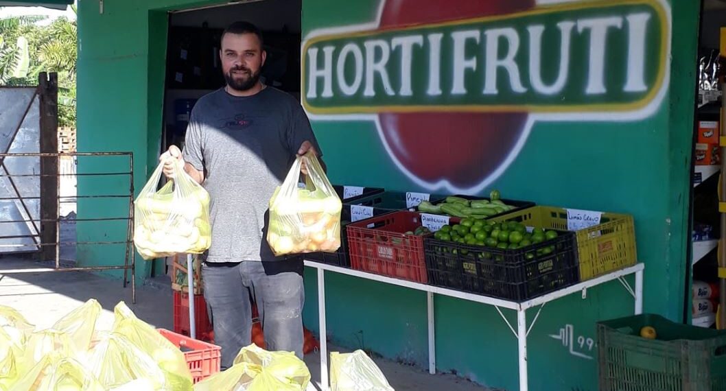 Para ajudar famílias carentes, dono de hortifruti em Poços de Caldas doa legumes