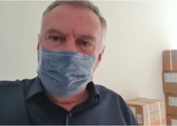 Após ser acusado de aglomerar em bar, prefeito diz que estava indo embora quando foi filmado