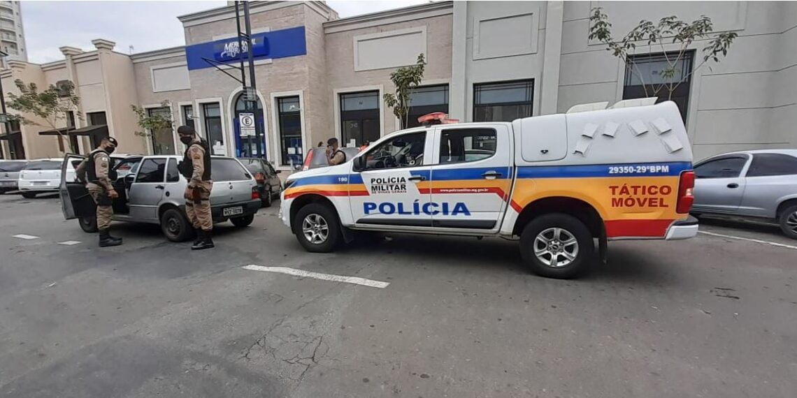 Dois homens são presos após fazerem compras com cédulas falsas no comércio de Poços