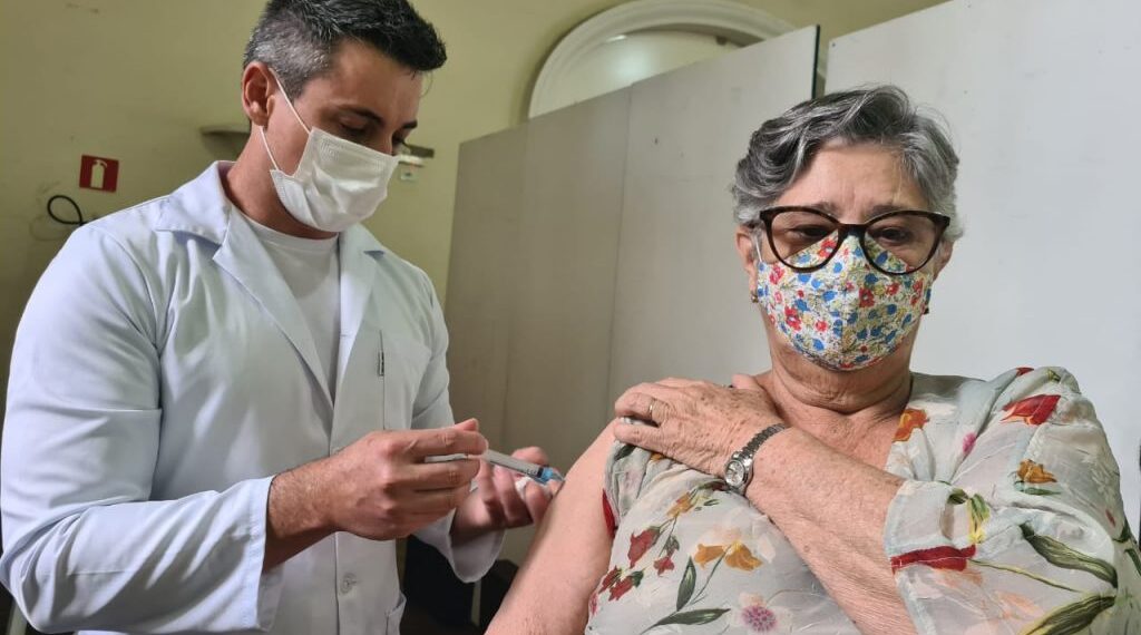 POÇOS DE CALDAS | Vacinação para pessoas com 63 anos têm início nesta terça, a partir das 12h