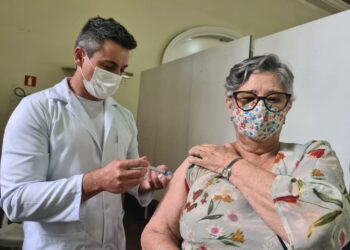 POÇOS DE CALDAS | Vacinação para pessoas com 63 anos têm início nesta terça, a partir das 12h