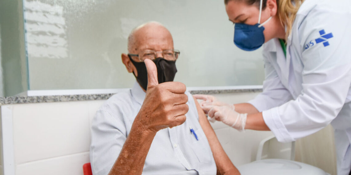 Idosos com 66 anos receberão 1ª dose da vacina nesta quarta-feira (14)