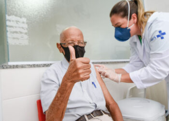 Idosos com 66 anos receberão 1ª dose da vacina nesta quarta-feira (14)