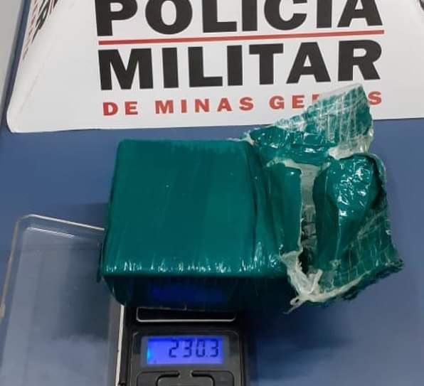 POÇOS DE CALDAS | PM apreende maconha na zona sul e conduz seis para a delegacia