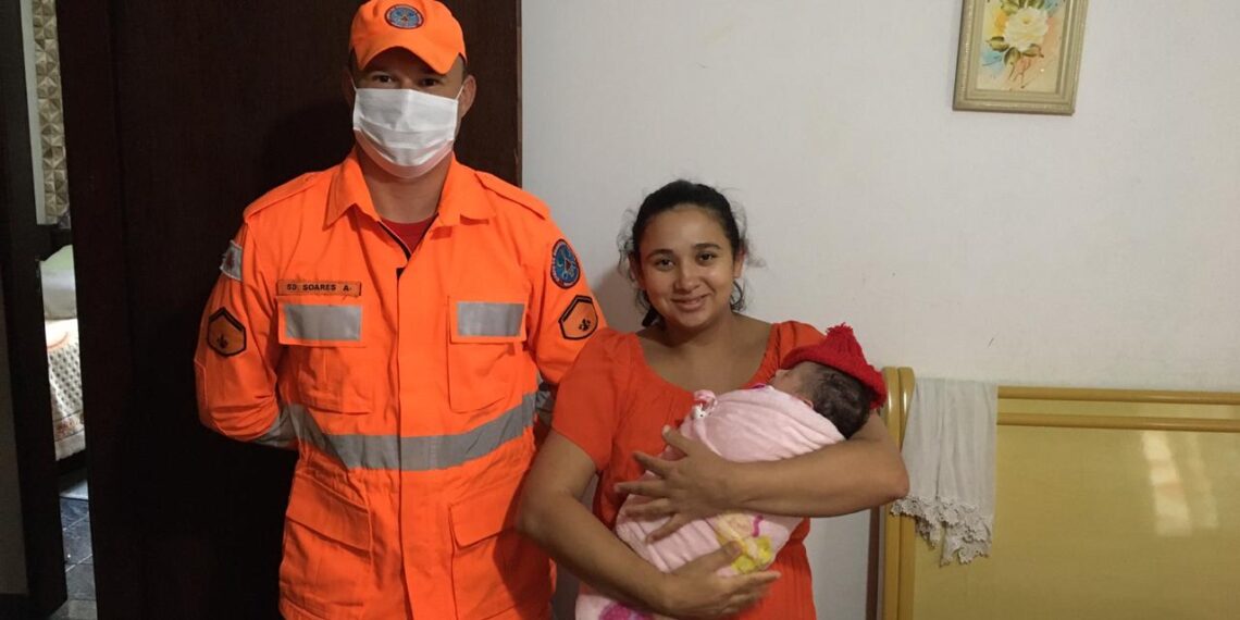 POÇOS DE CALDAS | Bombeiro visita criança que ajudou a resgatar por telefone