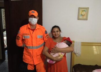 POÇOS DE CALDAS | Bombeiro visita criança que ajudou a resgatar por telefone