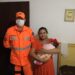 POÇOS DE CALDAS | Bombeiro visita criança que ajudou a resgatar por telefone