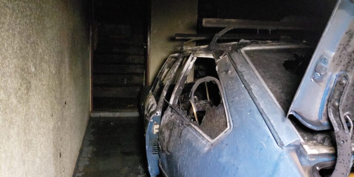 POÇOS DE CALDAS | Carro fica completamente destruído após incêndio