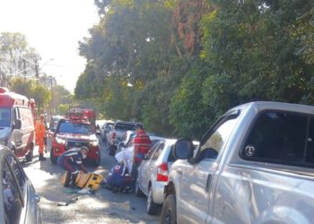 POÇOS DE CALDAS | Adolescentes em motocicleta ficam feridos após batida em carro