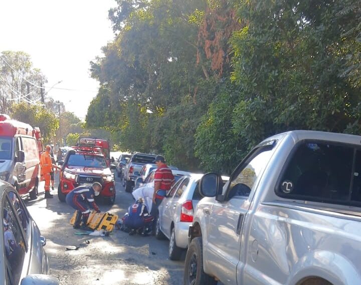 POÇOS DE CALDAS | Adolescentes em motocicleta ficam feridos após batida em carro