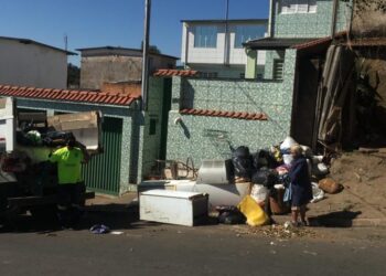 POÇOS DE CALDAS | Idosa acumula 2 toneladas de entulho em casa; prefeitura ajuda na retirada dos objetos