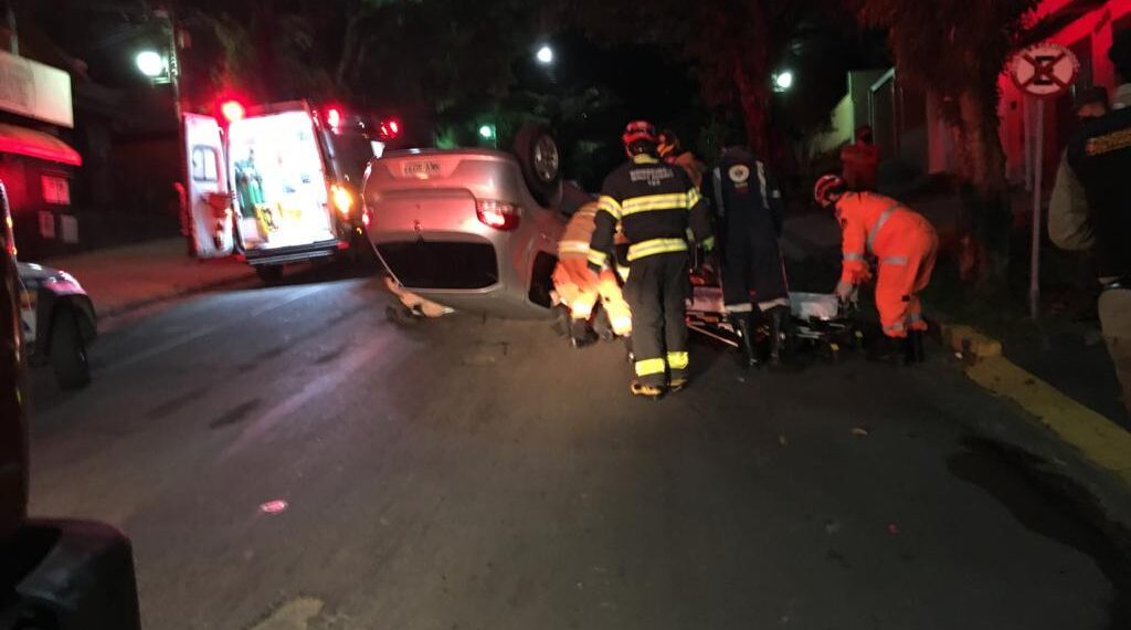 POÇOS DE CALDAS | Motorista perde controle, bate em árvore e capota