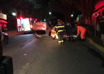 POÇOS DE CALDAS | Motorista perde controle, bate em árvore e capota