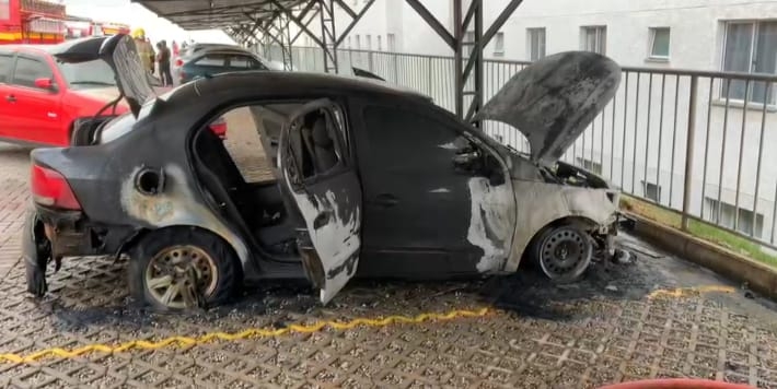 POÇOS DE CALDAS | Carro pega fogo em garagem de condomínio