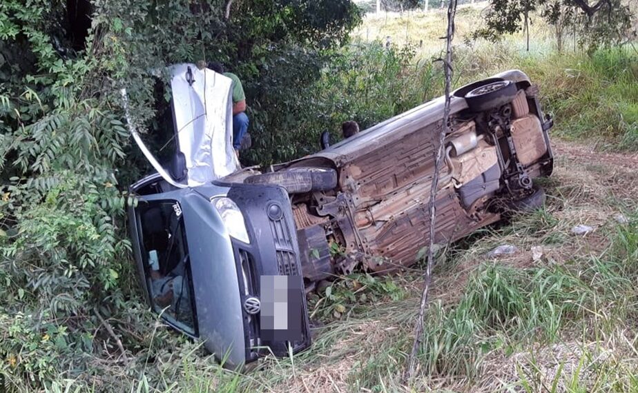 CALDAS | Três pessoas ficam feridas após batida entre carro e caminhonete na BR-459