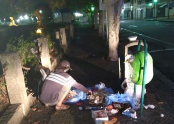 POÇOS DE CALDAS | GCM faz homem recolher lixo espalhado de lixeiras