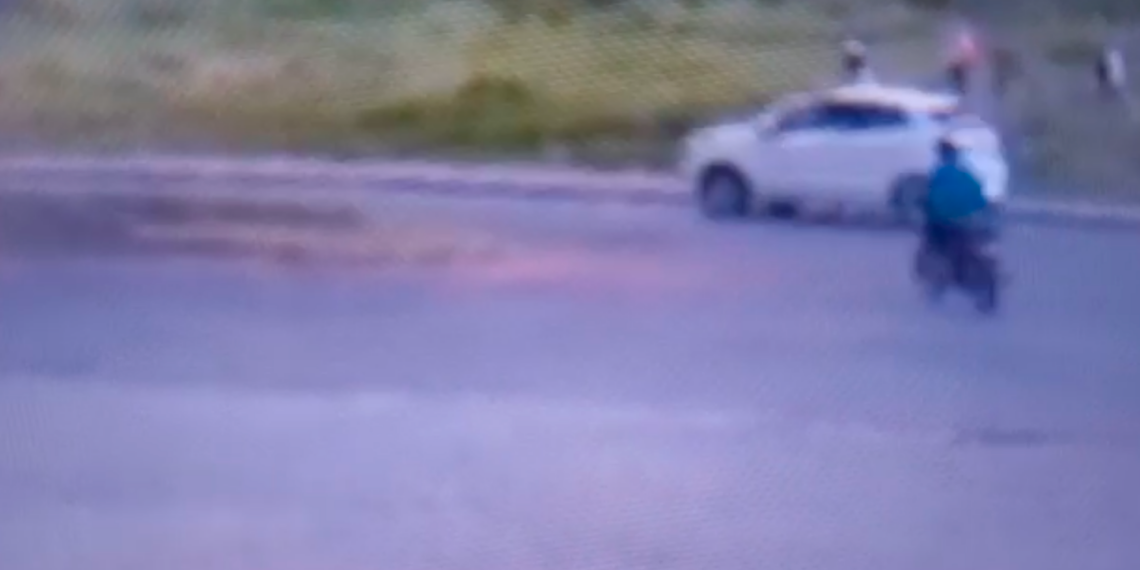 POÇOS DE CALDAS | Câmeras de segurança flagram furto de moto em estacionamento de supermercado