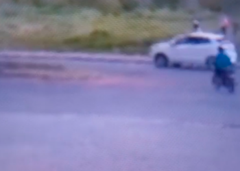 POÇOS DE CALDAS | Câmeras de segurança flagram furto de moto em estacionamento de supermercado