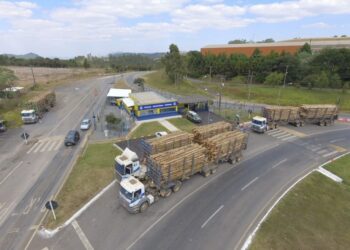 POÇOS DE CALDAS | PRF aprende quatro caminhões com excesso de