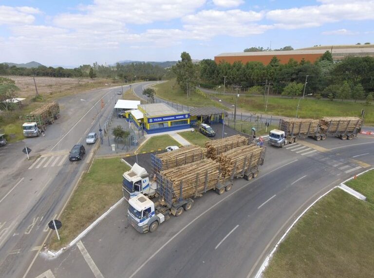 POÇOS DE CALDAS | PRF aprende quatro caminhões com excesso de