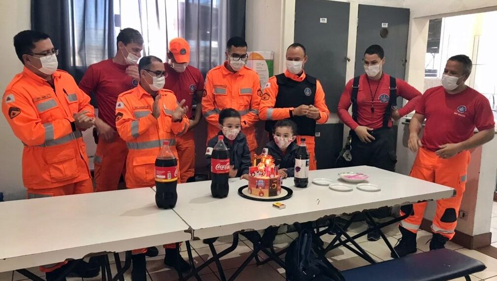 POÇOS DE CALDAS | Gêmeas ganham festa de aniversário com o Corpo de Bombeiros