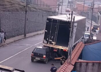 POÇOS DE CALDAS | Carro bate na traseira de carreta na zona leste