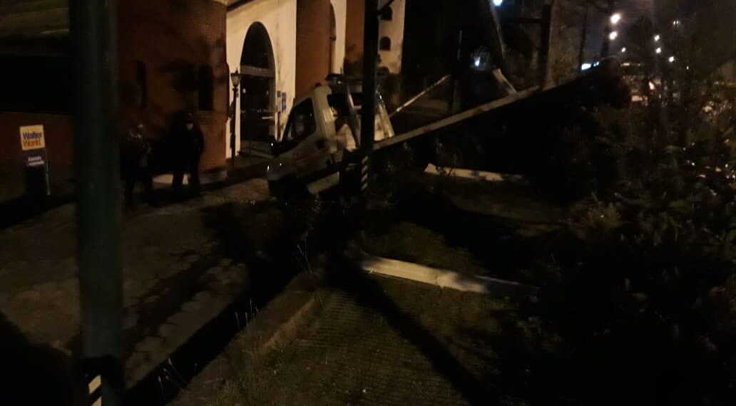 POÇOS DE CALDAS | Caminhão guincho desvia de carro e atinge alambrado