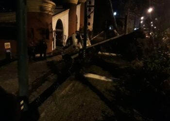 POÇOS DE CALDAS | Caminhão guincho desvia de carro e atinge alambrado