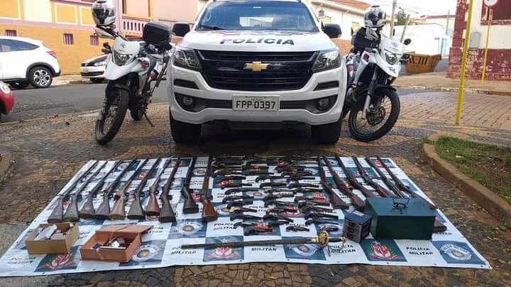 LESTE PAULISTA | PM prende dois suspeitos e apreende arsenal