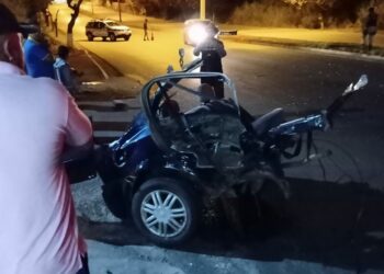 POÇOS DE CALDAS | Carro parte ao meio após bater em poste e motorista morre