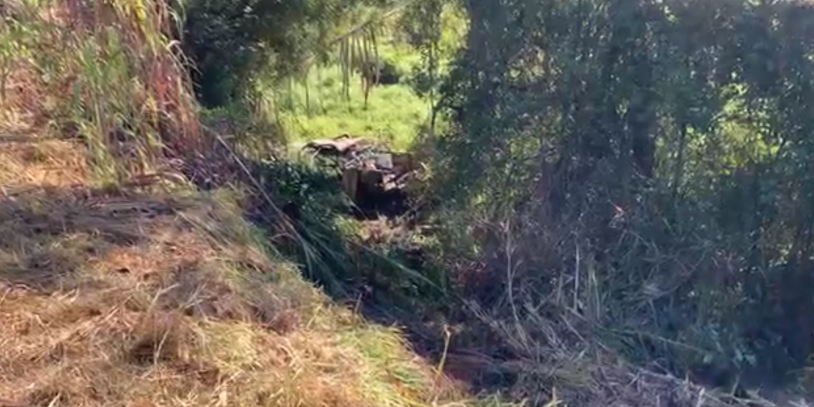 CALDAS | Motorista perde o controle e cai em barranco