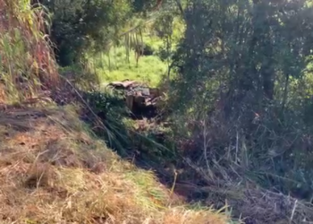 CALDAS | Motorista perde o controle e cai em barranco