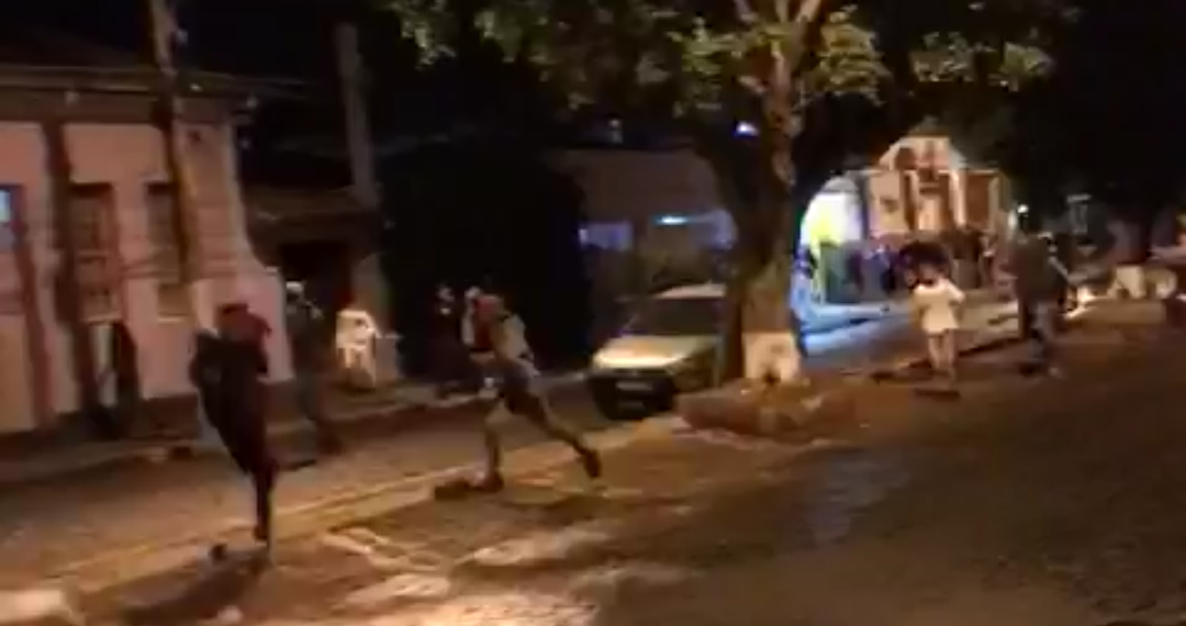 SANTA CRUZ DAS PALMEIRAS | PM dispersa aglomeração e jovens saem correndo