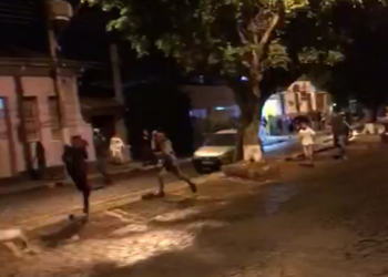 SANTA CRUZ DAS PALMEIRAS | PM dispersa aglomeração e jovens saem correndo