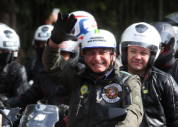 BRASIL | Sem máscara, Bolsonaro é multado após manifestação