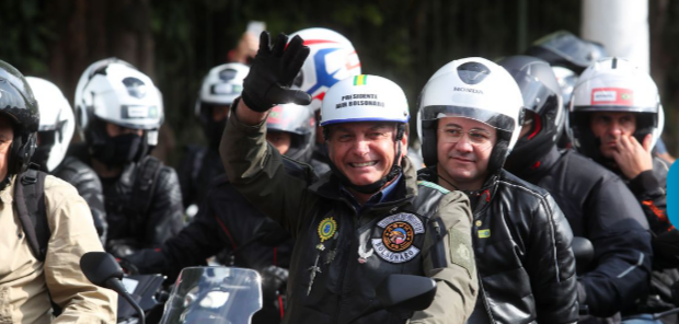 BRASIL | Sem máscara, Bolsonaro é multado após manifestação