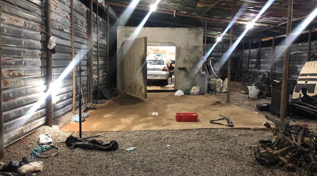 SANTA RITA DE CALDAS | PM descobre desmanche clandestino e encontra veículos furtados