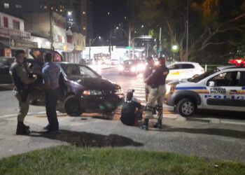 POÇOS DE CALDAS | Homem inabilitado e embriagado causa acidente