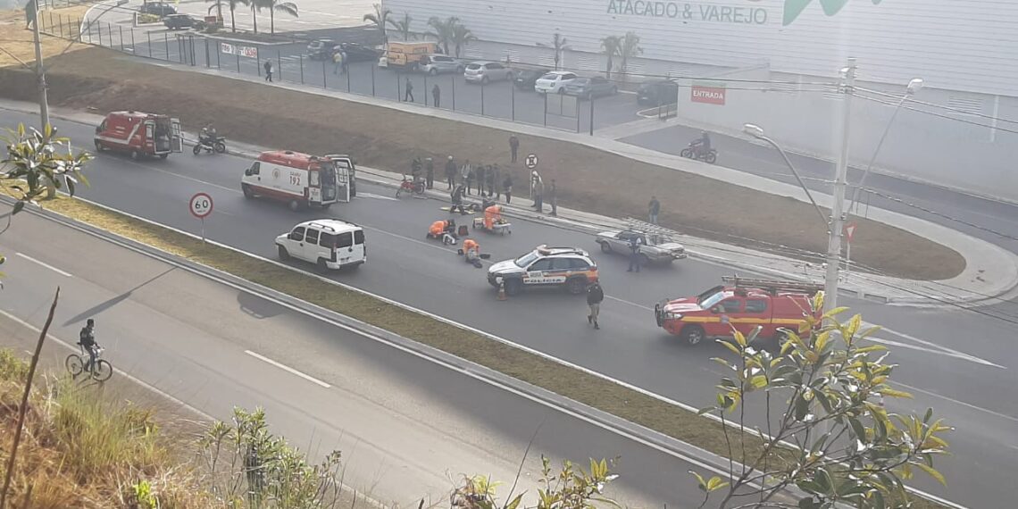 POÇOS DE CALDAS | Três pessoas ficam feridas em acidente com duas motos