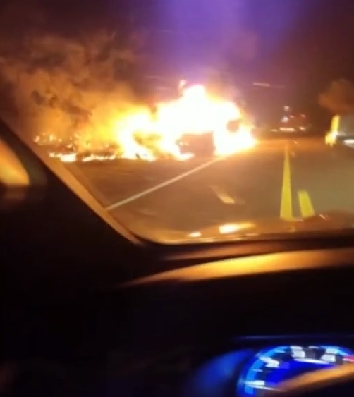 Mococa | Caminhão pega fogo após colidir em van