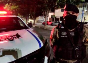 POÇOS DE CALDAS | PM apreende arma de fogo com homem em um Jeep