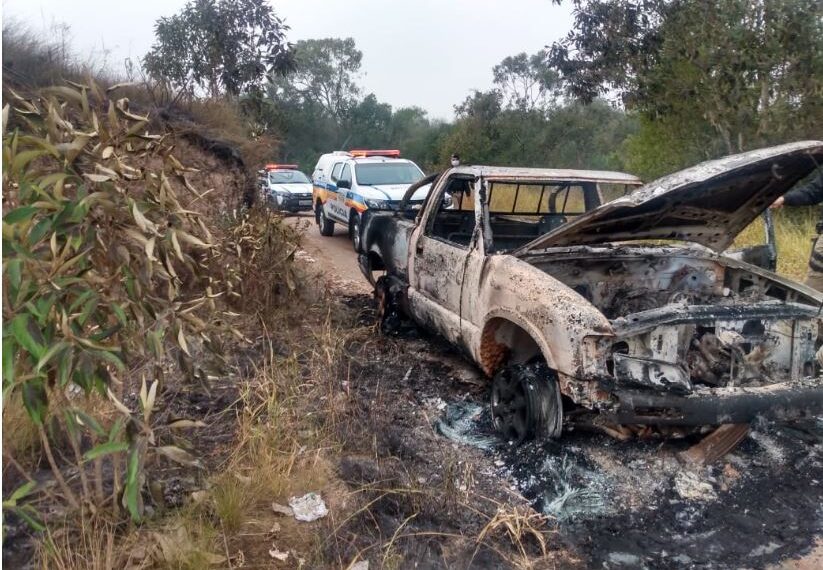 POÇOS DE CALDAS | Caminhonete furtada é encontrada carbonizada