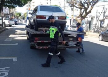 POÇOS DE CALDAS | Após bater em veículos, menor é contido por agentes de trânsito